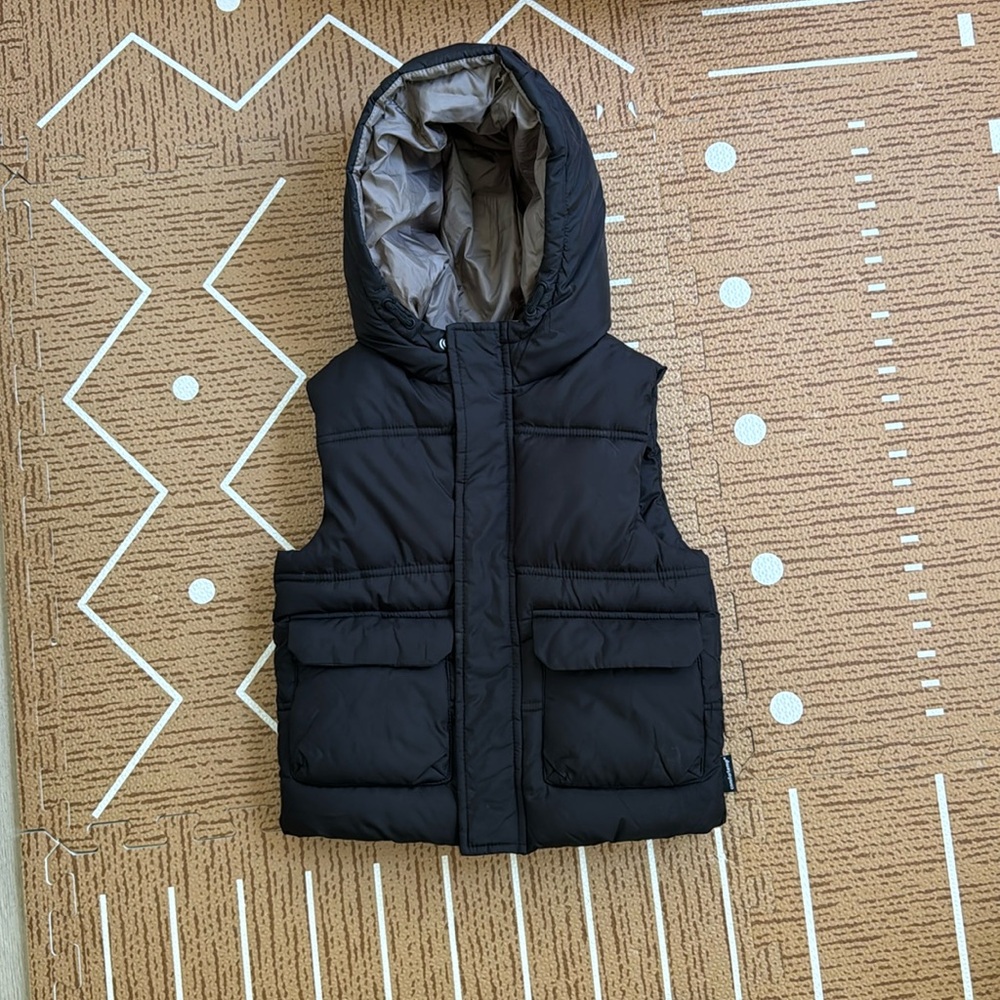 Zara kids 3-4 year old hooded black puffer vest. Worn once.